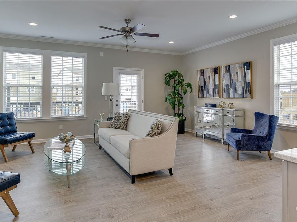 2nd image of 6461 Giddings St