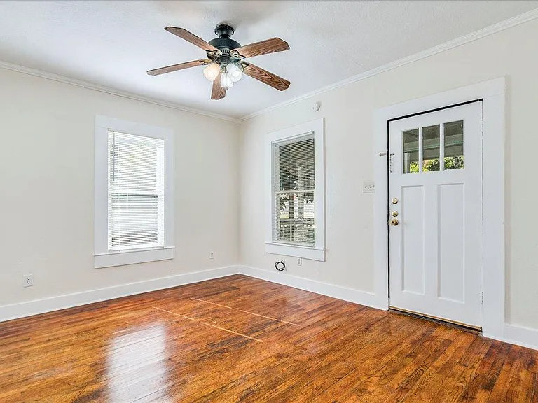 208 W Lockhart St — Photo 5