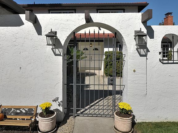 3rd image of 5027 Moorpark Ave