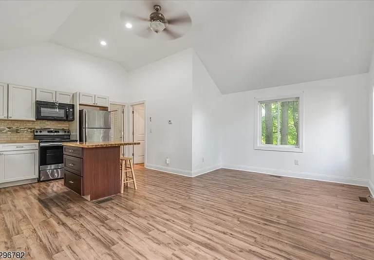132 Sparta Ave — Photo 3
