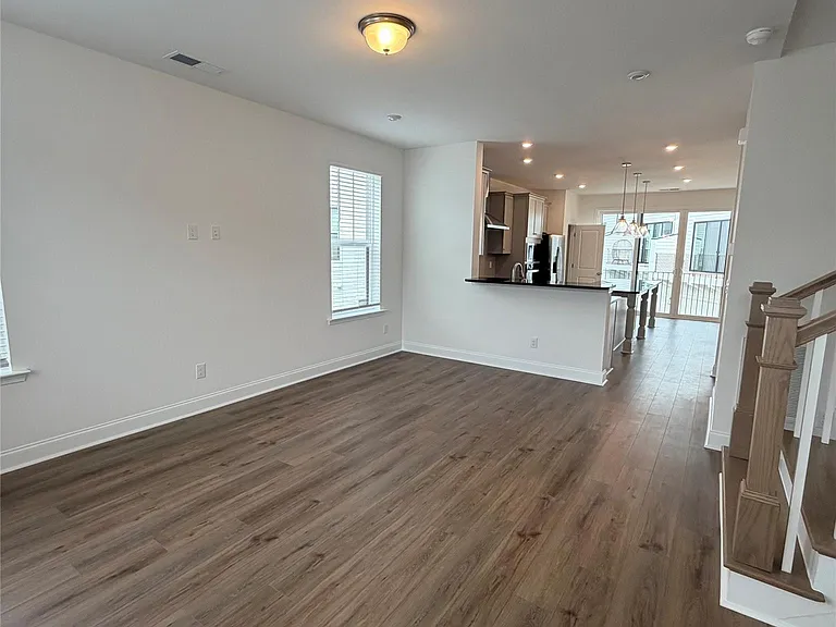 15351 Ballancroft Pkwy — Photo 11
