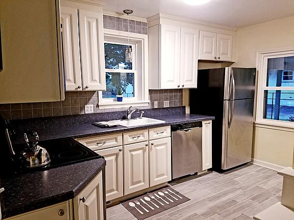 Bright kitchen 
