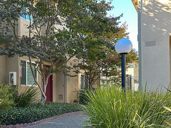 5th image of 2511 Grove Way #143