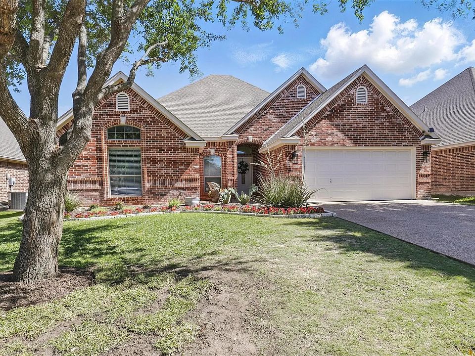 1st image of 120 Castle Pines Dr