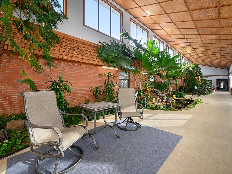 Colonial Lodge Apartments — Photo 8
