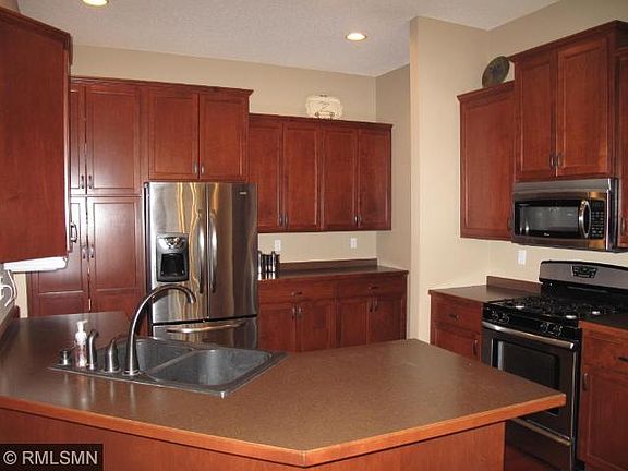 3rd image of 3020 Orchid Dr NE