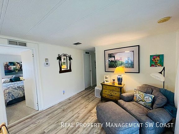 5th image of 102 Queen Palm Dr