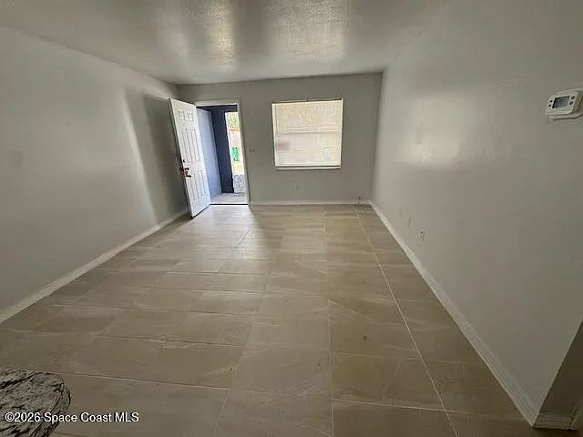647 School St — Photo 5