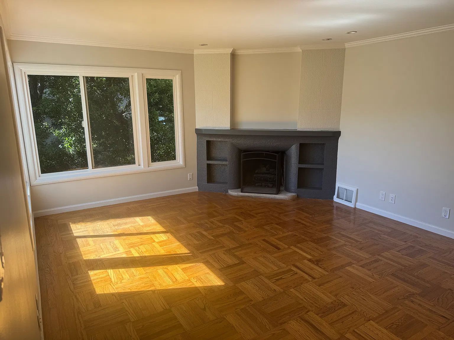 2 bed, 1100 sqft, $5,950 — Photo 2