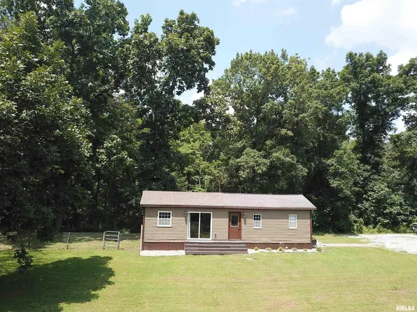 2799 Cypress Dr, Flora, IL 62839