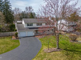 2 Heather Ln, Rensselaer, NY 12144