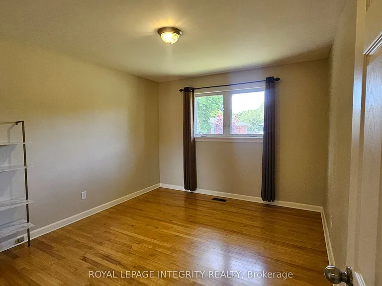1764 Gage Cres — Photo 21
