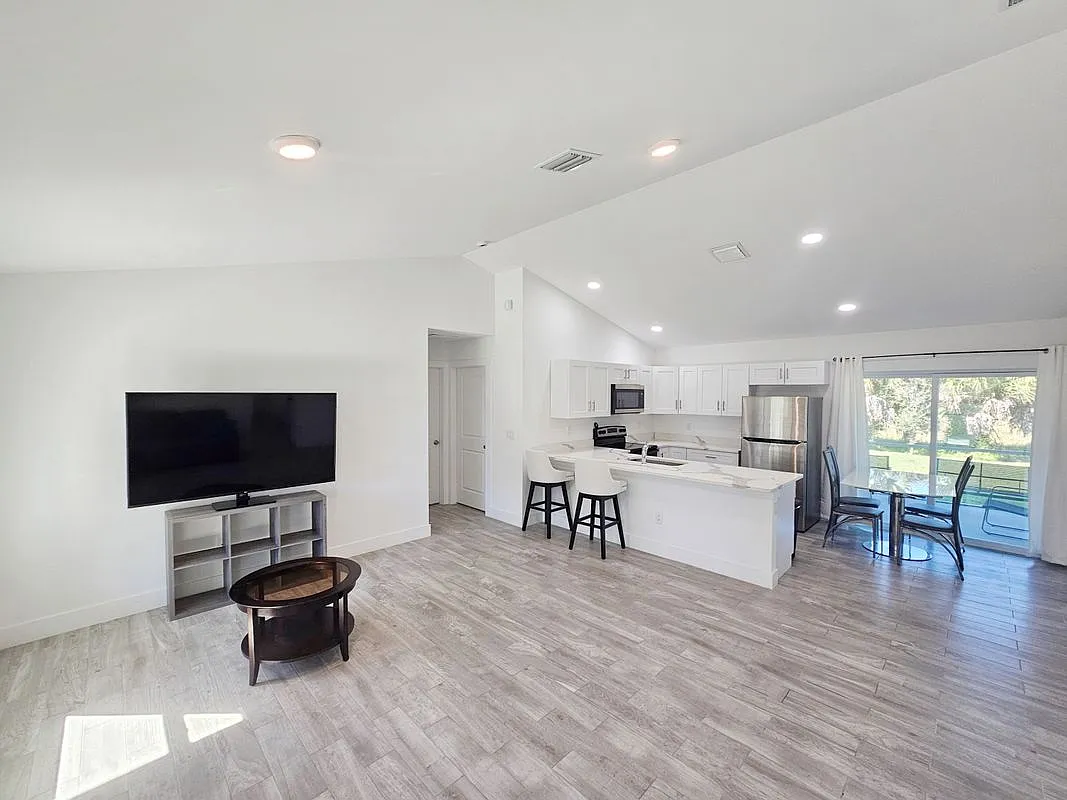 3 bed, 2.0 bath, 1258 sqft, $2,450 — Photo 2