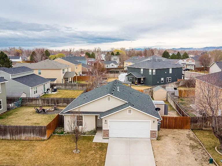 143 E Rose Lake Dr — Photo 2