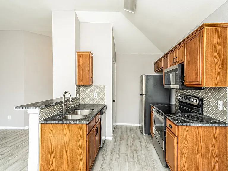 2504 Castle Ridge Dr — Photo 7
