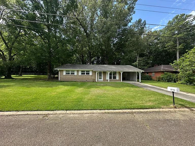 2701 Maple Dr — Photo 2