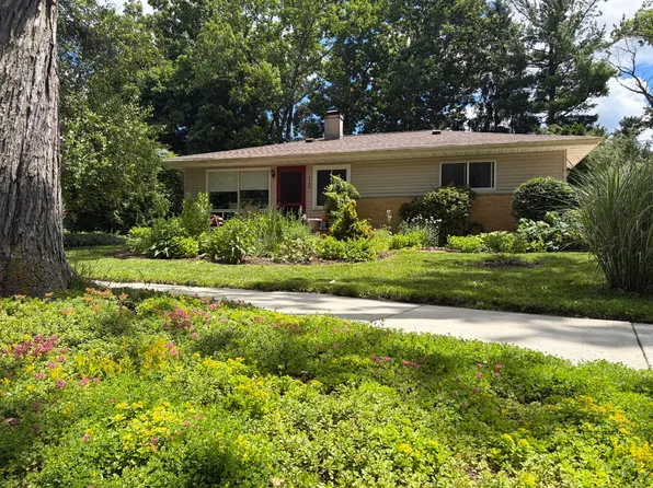 2104 S Circle Dr, Ann Arbor, MI 48103