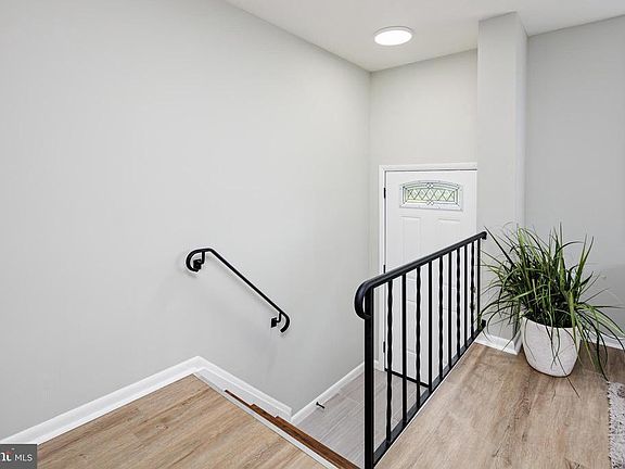 5th image of 927 Regina Dr