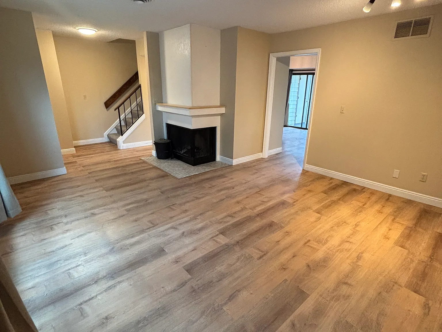 4 bed, 2.5 bath, 1576 sqft, $2,195 — Photo 3