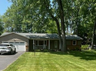 9 Log Cabin Cir, Fairport, NY 14450