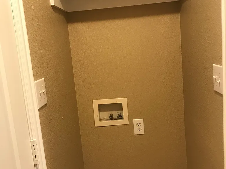 913 Sierra Vista Ct — Photo 6