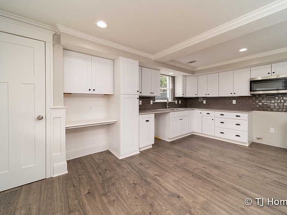 2nd image of 1018 Washtenaw St NE