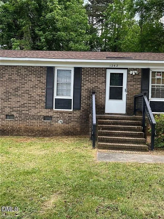 3 bed, 1.5 bath, $1,300 — Photo 1