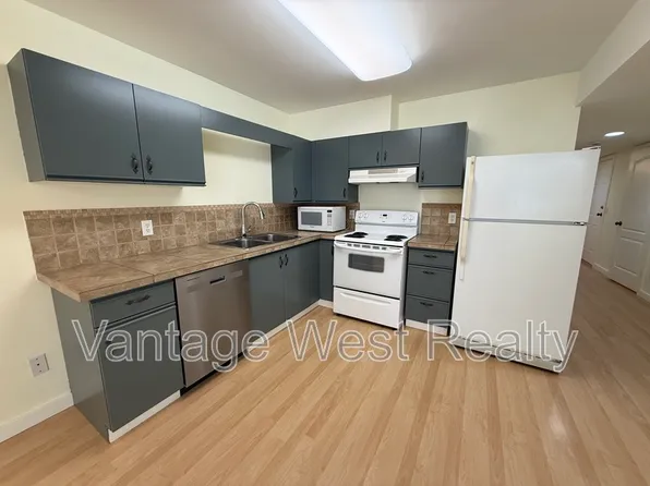3065B Lakeview Cove Rd, West Kelowna, BC V1Z 4A1