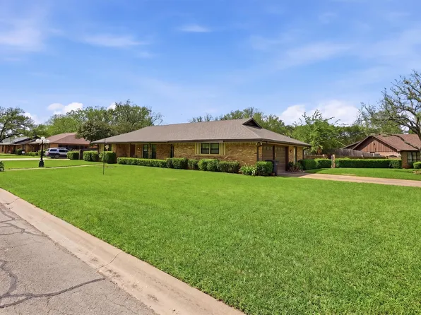 1226 Crestwood Dr, Cleburne, TX 76033