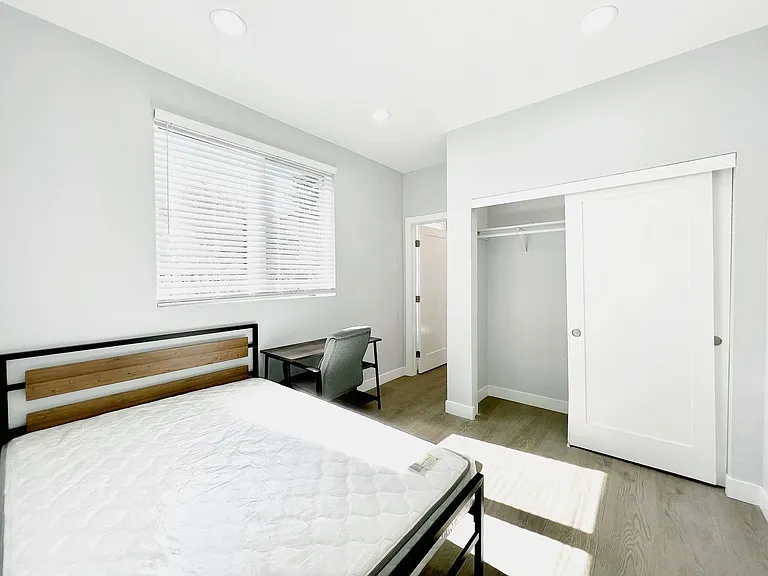 2641 S Budlong Ave — Photo 2