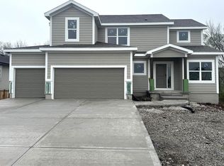 20727 Emerald St, Spring Hill, KS 66083
