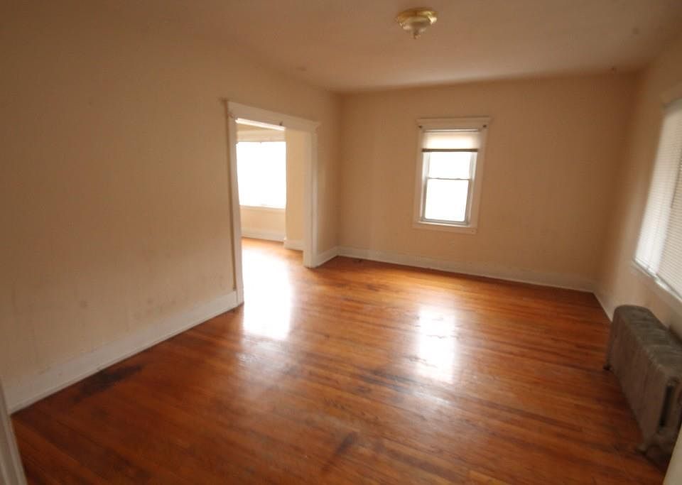 2nd image of 1303 Bay St