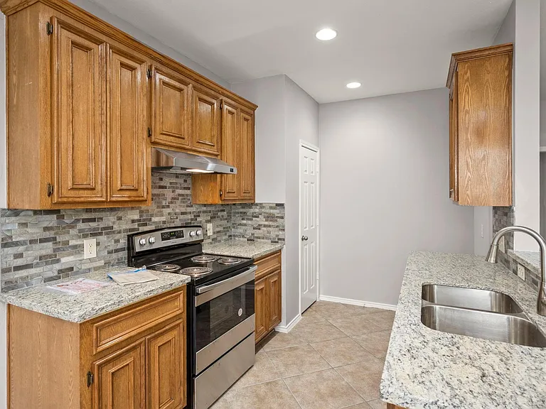 16546 Pentonshire Ln — Photo 10