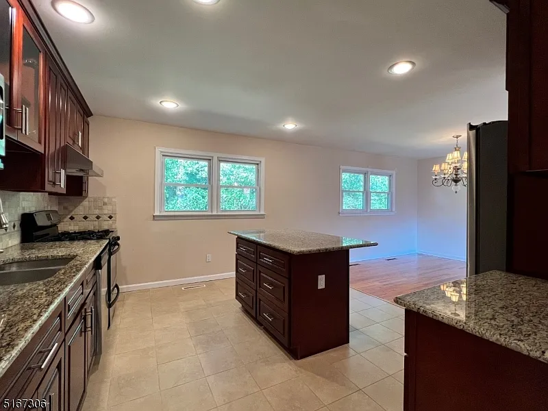 4 bed, 2.0 bath, 1928 sqft, $4,100 — Photo 2