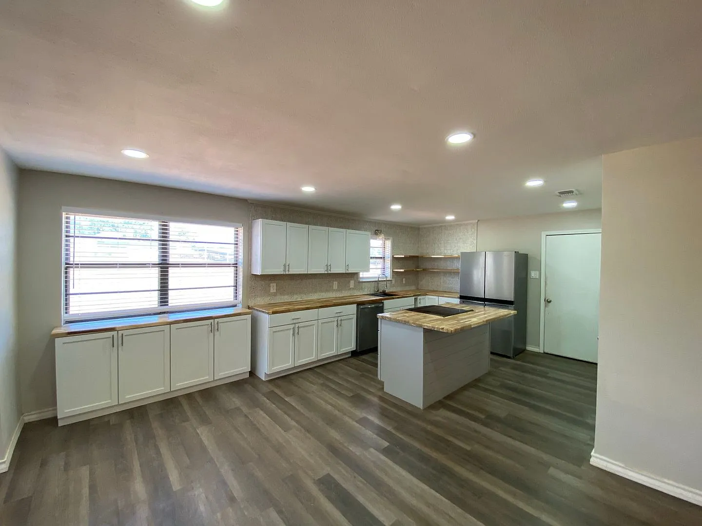 Spacious and Stunning Home with Solar Panels Your Dream Property AWAITS! — Photo 3