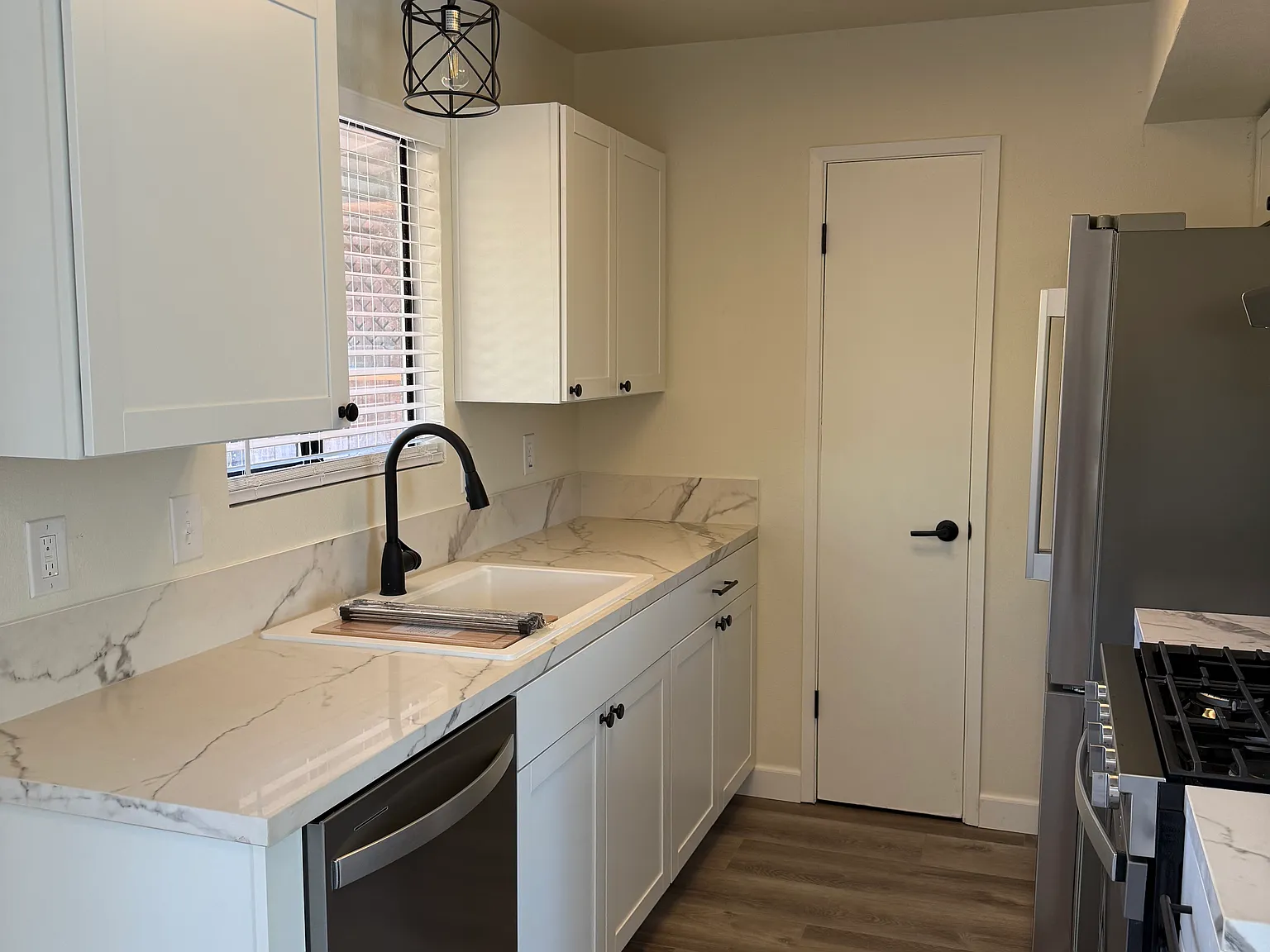 2 bed, 1.5 bath, 960 sqft, $3,000 — Photo 2