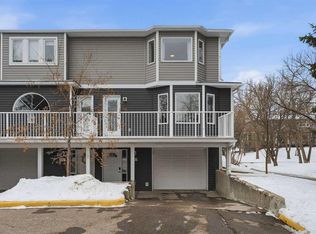 539 NW Regal Park NE, Calgary, AB T2E 0S6