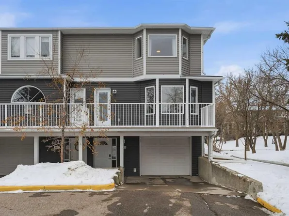 539 NW Regal Park NE, Calgary, AB T2E 0S6