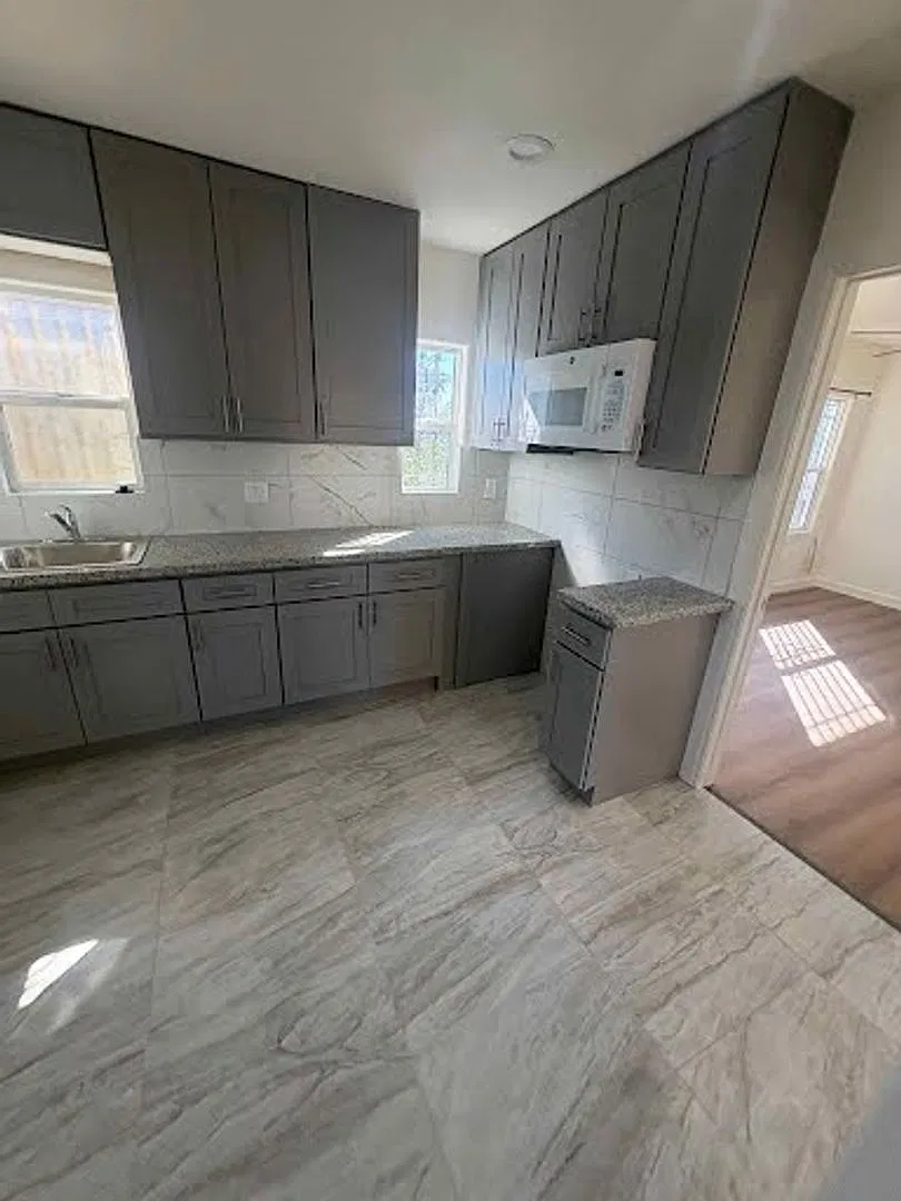 4522 S. Van Ness Ave. — Photo 4