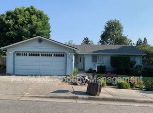 909 NE Dewey Dr, Grants Pass, OR 97526