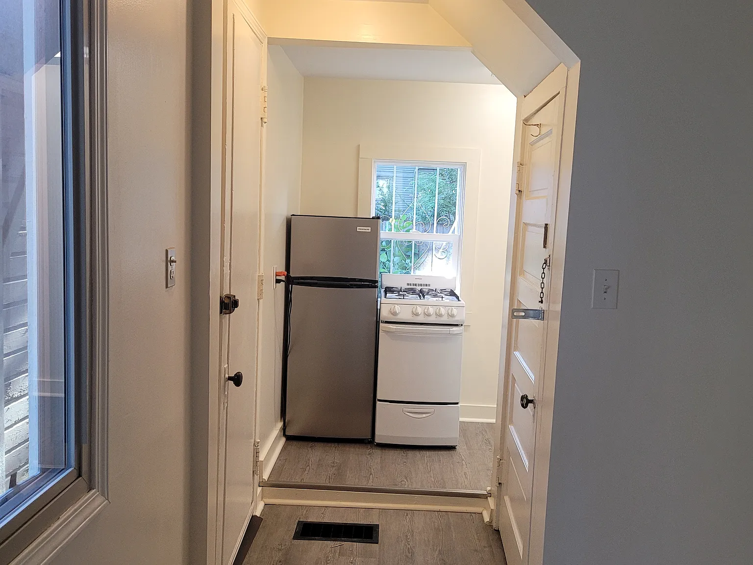 Studio, 450 sqft, $800 — Photo 4
