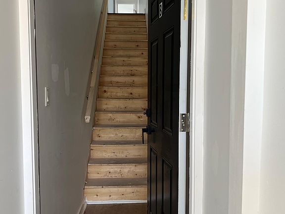 3rd image of 648 W Rockland St Floor 2