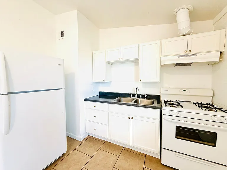1 and 2 Bedrooms Available! Off Street Parking, Hard Flooring, Vaulted Ceilings, Central Air Cond... — Photo 13