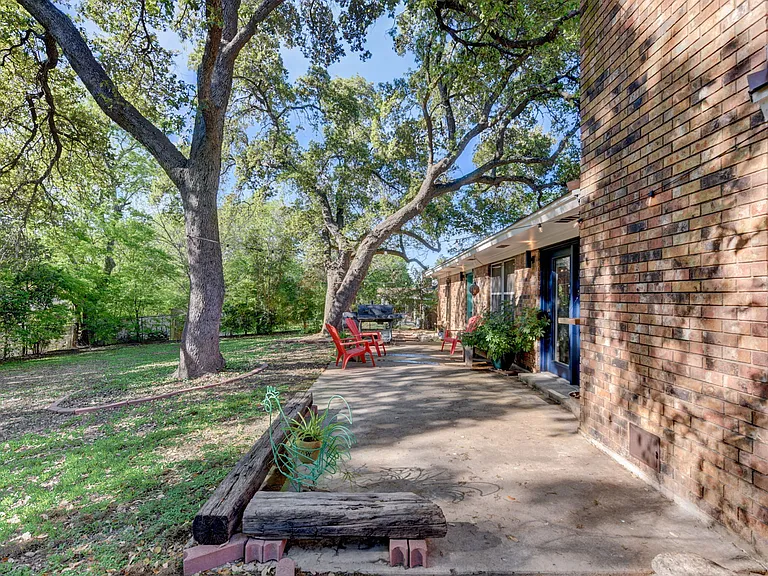 210 Live Oak Dr — Photo 7