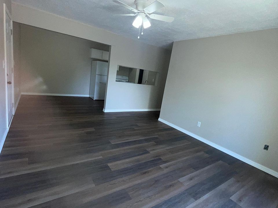 LVRM view of Kitchen Seating Area and Pass-thru Window in Ktchn.