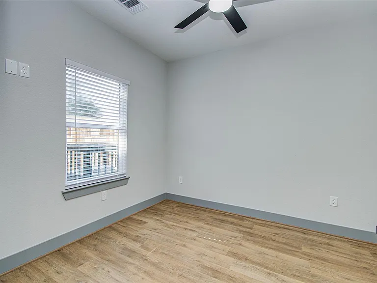 835 S Victory Dr — Photo 18