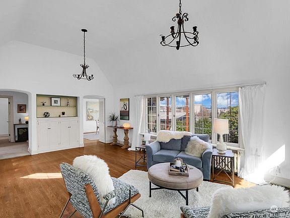 5th image of 2340 Delmar Drive E
