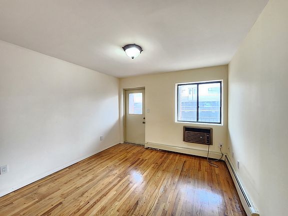 3rd image of 3086 31st St APT 3F