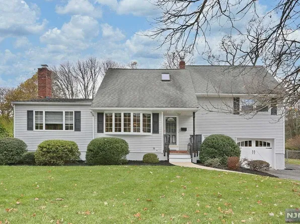 2 Crescent Ave, Waldwick, NJ 07463
