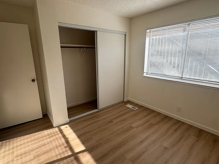 512 Lancaster Ln — Photo 7